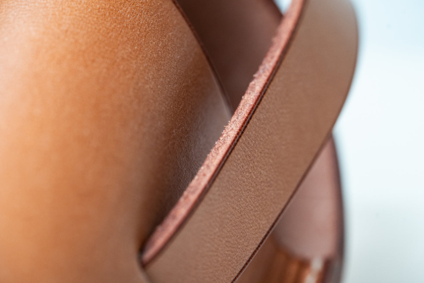 Sacoche cuir naturel, couture bleu (à finir)