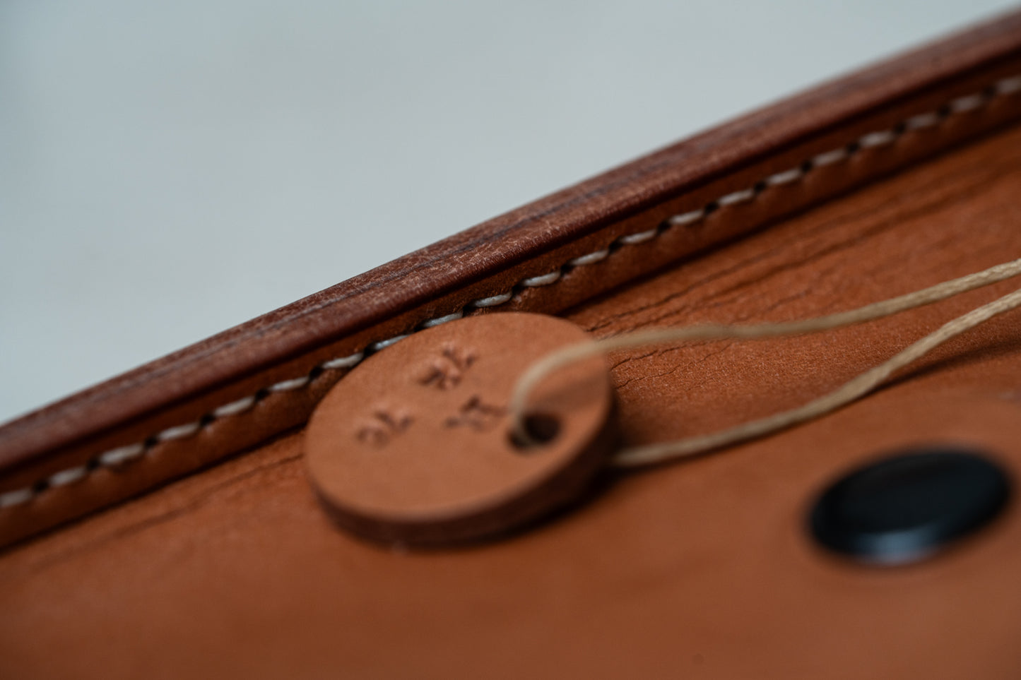 Sacoche cuir naturel, couture bleu (à finir)
