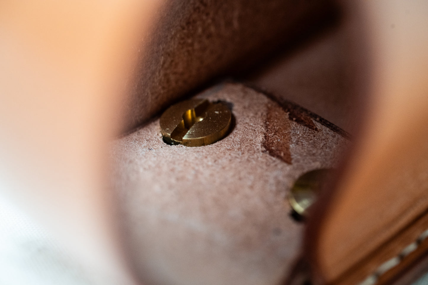 Sacoche cuir naturel, couture bleu (à finir)