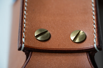 Sacoche cuir naturel, couture bleu (à finir)