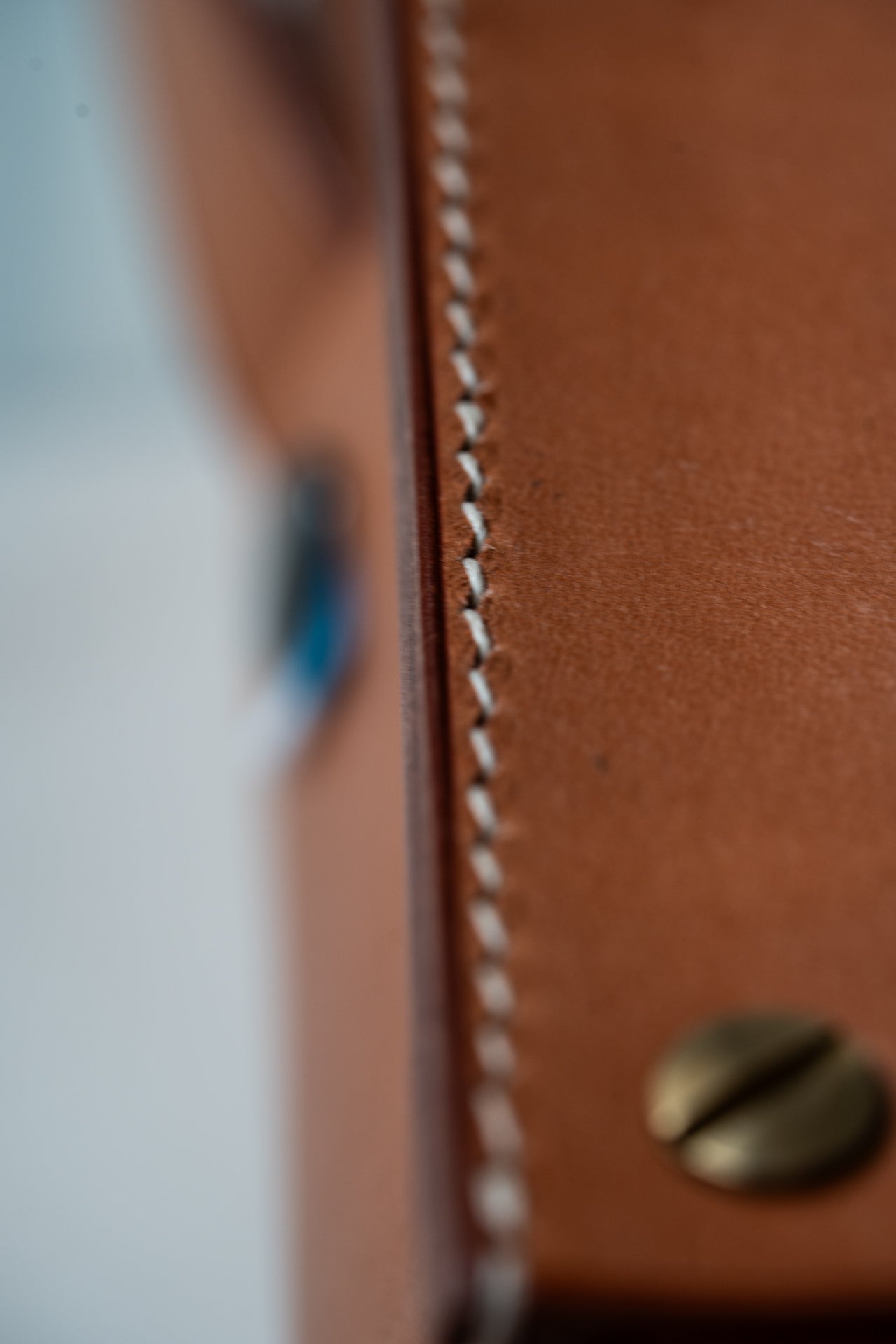 Sacoche cuir naturel, couture bleu (à finir)